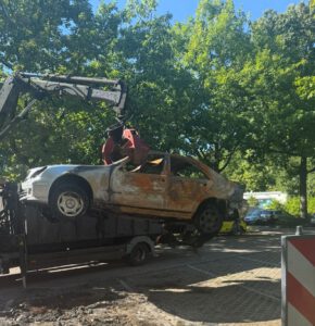 Kfz Abholung mittels Lkw mit Ladekran